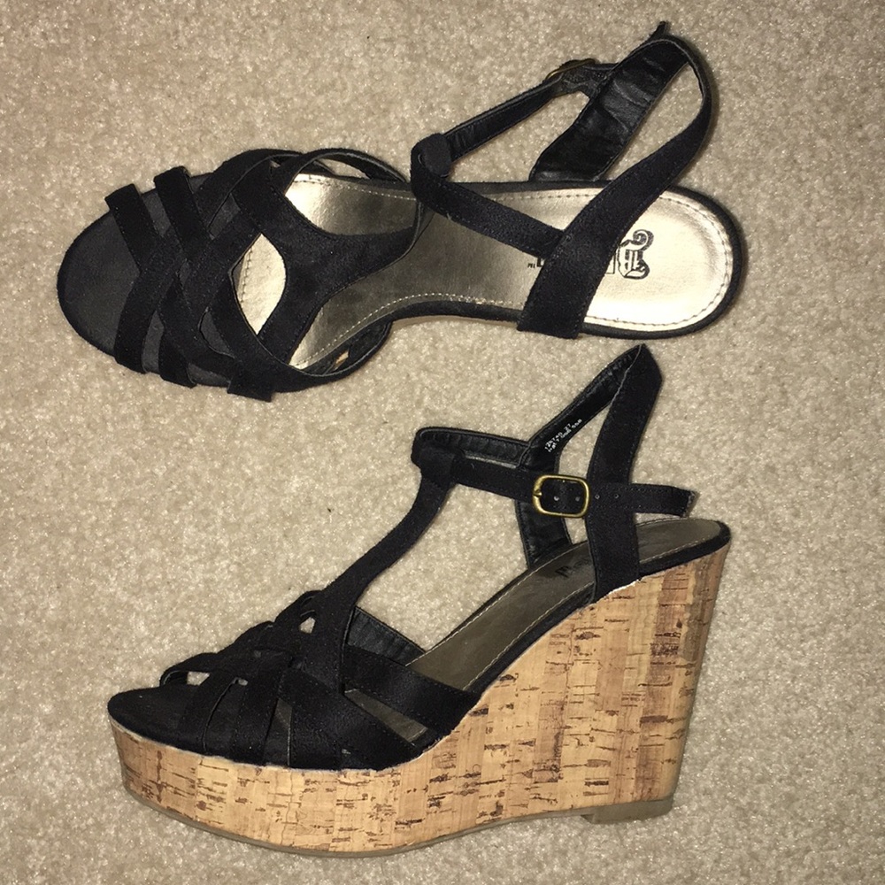Black wedges